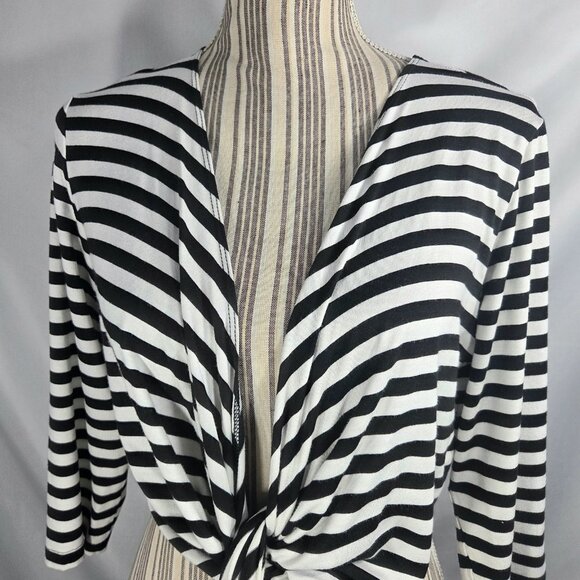 Comfy U.S.A. Black & White Striped 3/4 Sleeve Tie Front Hem Shrug Size Medium - Picture 2 of 8